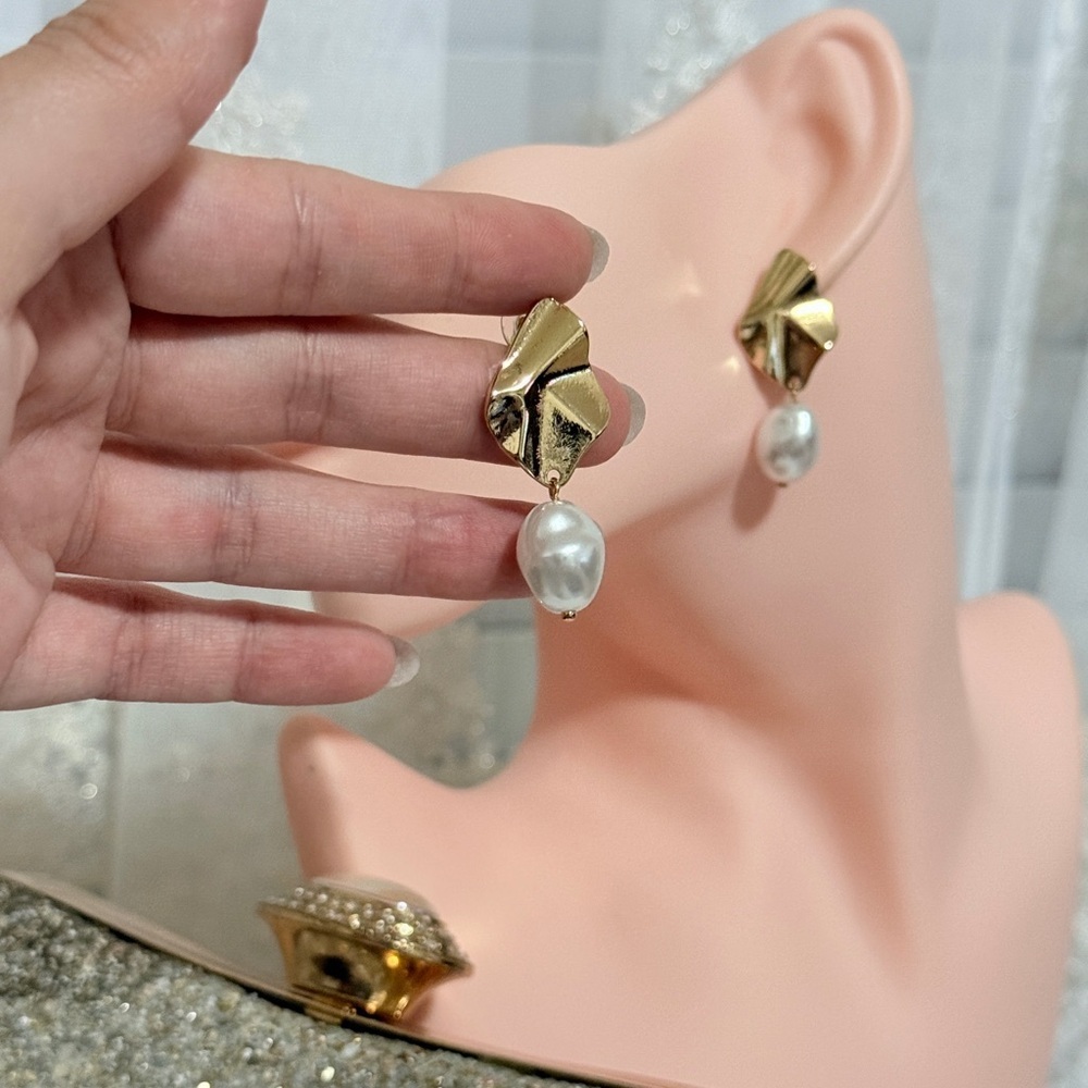 ⚜️ Elegant Gold and Pearl Earrings - Picture 3 of 6